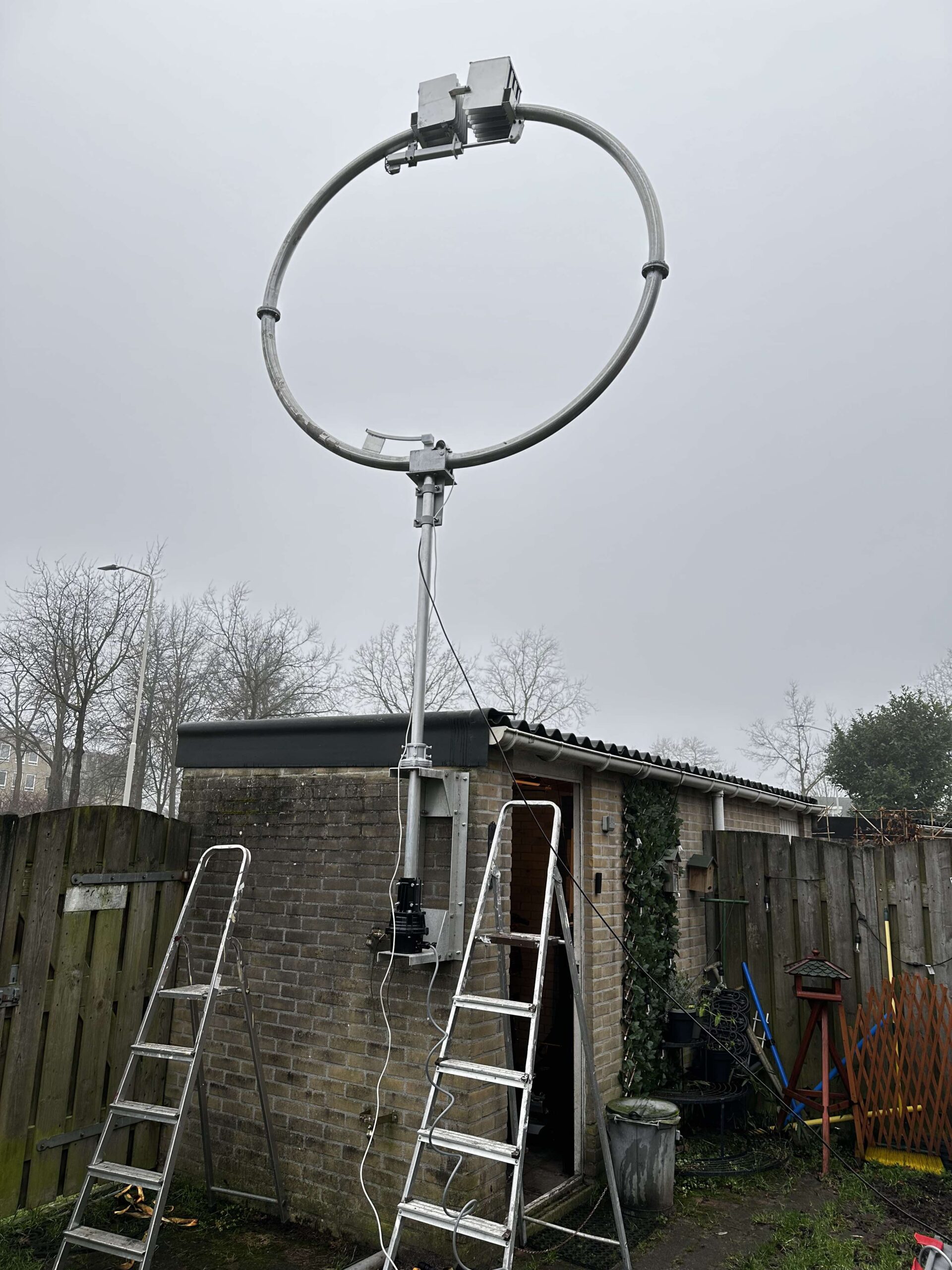Loop antenne op de schuur geplaatst